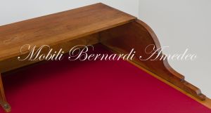 Scrivania originale restaurata in noce massello di grandi dimensioni con cassetti e pannello centrale rivestito in vera pelle