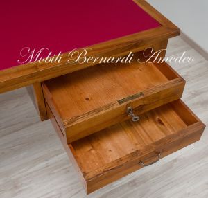 Scrivania originale restaurata in noce massello di grandi dimensioni con cassetti e pannello centrale rivestito in vera pelle