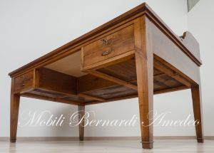 Scrivania originale restaurata in noce massello di grandi dimensioni con cassetti e pannello centrale rivestito in vera pelle