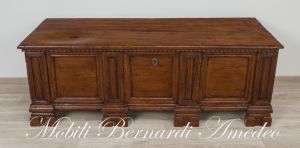 Cassapanca originale in noce massiccio restaurata e rilucidata