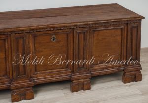 Cassapanca originale in noce massiccio restaurata e rilucidata