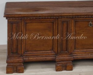 Cassapanca originale in noce massiccio restaurata e rilucidata