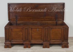 Cassapanca originale in noce massiccio restaurata e rilucidata