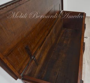 Cassapanca originale in noce massiccio restaurata e rilucidata