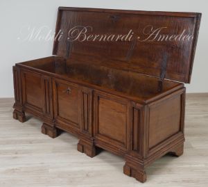 Cassapanca originale in noce massiccio restaurata e rilucidata