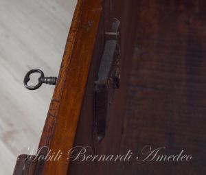 Cassapanca originale in noce massiccio restaurata e rilucidata