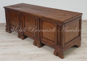 Cassapanca originale in noce massiccio restaurata e rilucidata