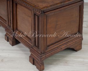 Cassapanca originale in noce massiccio restaurata e rilucidata