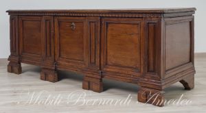 Cassapanca originale in noce massiccio restaurata e rilucidata