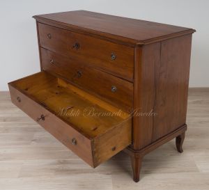 Restored antique chest of drawers in walnut wood with 3 lockable drawers