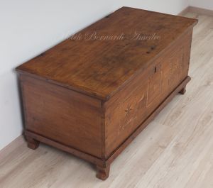 Cassapanca antica restaurata in legno di ciliegio con intarsi originali