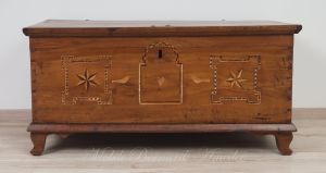 Cassapanca antica restaurata in legno di ciliegio con intarsi originali