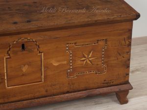 Cassapanca antica restaurata in legno di ciliegio con intarsi originali