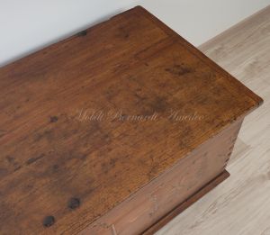 Cassapanca antica restaurata in legno di ciliegio con intarsi originali