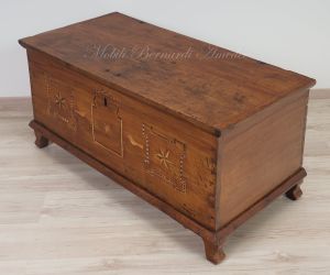 Cassapanca antica restaurata in legno di ciliegio con intarsi originali