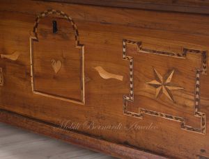 Cassapanca antica restaurata in legno di ciliegio con intarsi originali