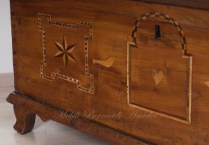Cassapanca antica restaurata in legno di ciliegio con intarsi originali