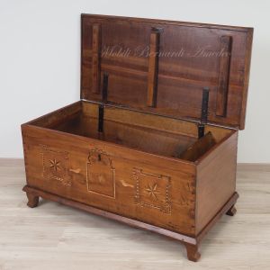 Cassapanca antica restaurata in legno di ciliegio con intarsi originali