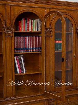 Libreria da studio realizzata in legno massiccio stile classico con 4 ante ad arco e basamento con cassetti