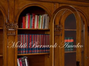 Libreria da studio realizzata in legno massiccio stile classico con 4 ante ad arco e basamento con cassetti
