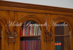 Libreria da studio realizzata in legno massiccio stile classico con 4 ante ad arco e basamento con cassetti