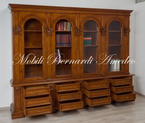 Libreria da studio realizzata in legno massiccio stile classico con 4 ante ad arco e basamento con cassetti