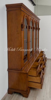 Libreria da studio realizzata in legno massiccio stile classico con 4 ante ad arco e basamento con cassetti
