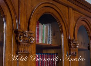 Libreria da studio realizzata in legno massiccio stile classico con 4 ante ad arco e basamento con cassetti