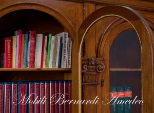 Libreria da studio realizzata in legno massiccio stile classico con 4 ante ad arco e basamento con cassetti