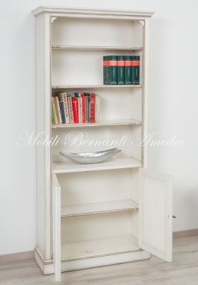 Piccola libreria da camera o studio in legno con finitura colorata