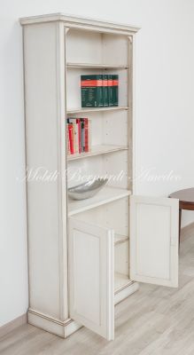 Piccola libreria da camera o studio in legno con finitura colorata
