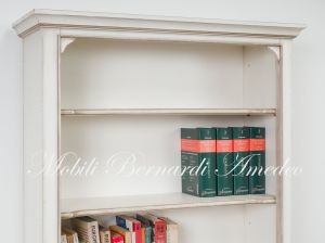 Piccola libreria da camera o studio in legno con finitura colorata
