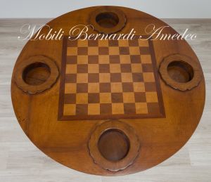 Tavolino rotondo con scacchiera in legno in svendita