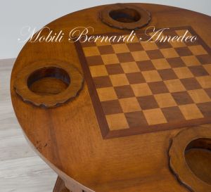 Tavolino rotondo con scacchiera in legno in svendita