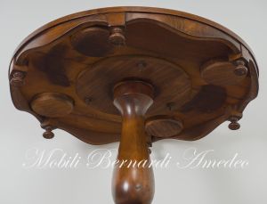 Tavolino rotondo con scacchiera in legno in svendita