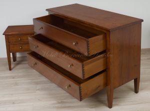 Cassettone e comodini in legno massello di noce con intarsio stile arte povera