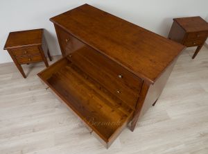 Cassettone e comodini in legno massello di noce con intarsio stile arte povera