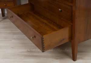 Cassettone e comodini in legno massello di noce con intarsio stile arte povera