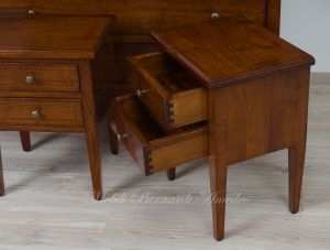 Cassettone e comodini in legno massello di noce con intarsio stile arte povera