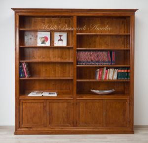 Libreria stile classico in legno massello con ripiani spostabili e ante chiuse
