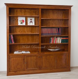 Libreria stile classico in legno massello con ripiani spostabili e ante chiuse