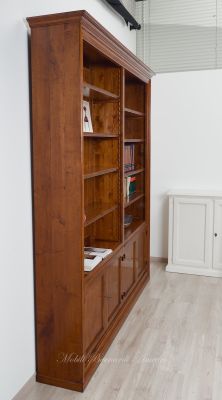 Libreria stile classico in legno massello con ripiani spostabili e ante chiuse