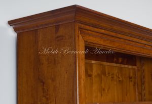 Libreria stile classico in legno massello con ripiani spostabili e ante chiuse