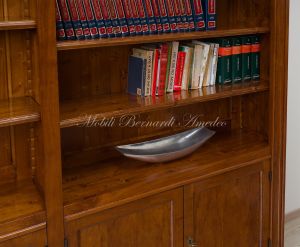 Libreria stile classico in legno massello con ripiani spostabili e ante chiuse