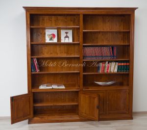 Libreria stile classico in legno massello con ripiani spostabili e ante chiuse