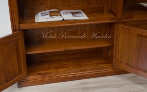 Libreria stile classico in legno massello con ripiani spostabili e ante chiuse