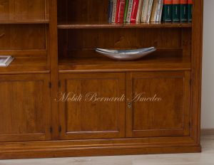 Libreria stile classico in legno massello con ripiani spostabili e ante chiuse