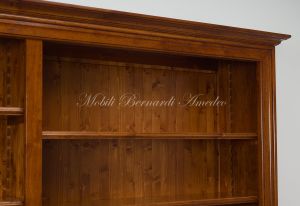 Libreria stile classico in legno massello con ripiani spostabili e ante chiuse