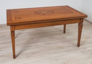 Tavolo da pranzo in legno di noce intarsiato stile classico con prolunghe estraibili sottopiano