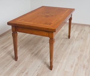 Tavolo da pranzo in legno di noce intarsiato stile classico con prolunghe estraibili sottopiano